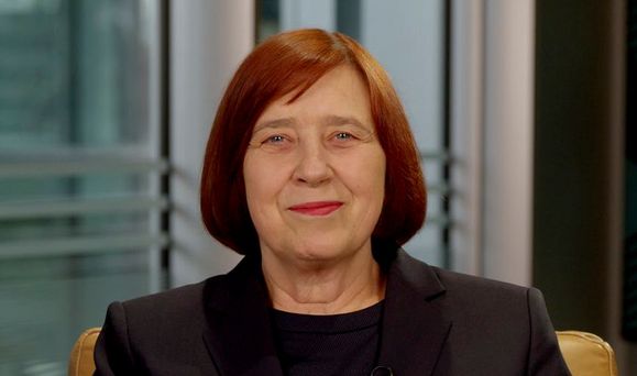 Bev White headshot